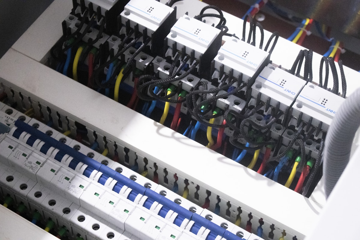 Miguel Sánchez Arjona, ingeniero eléctrico, trabajando en instalación eléctrica